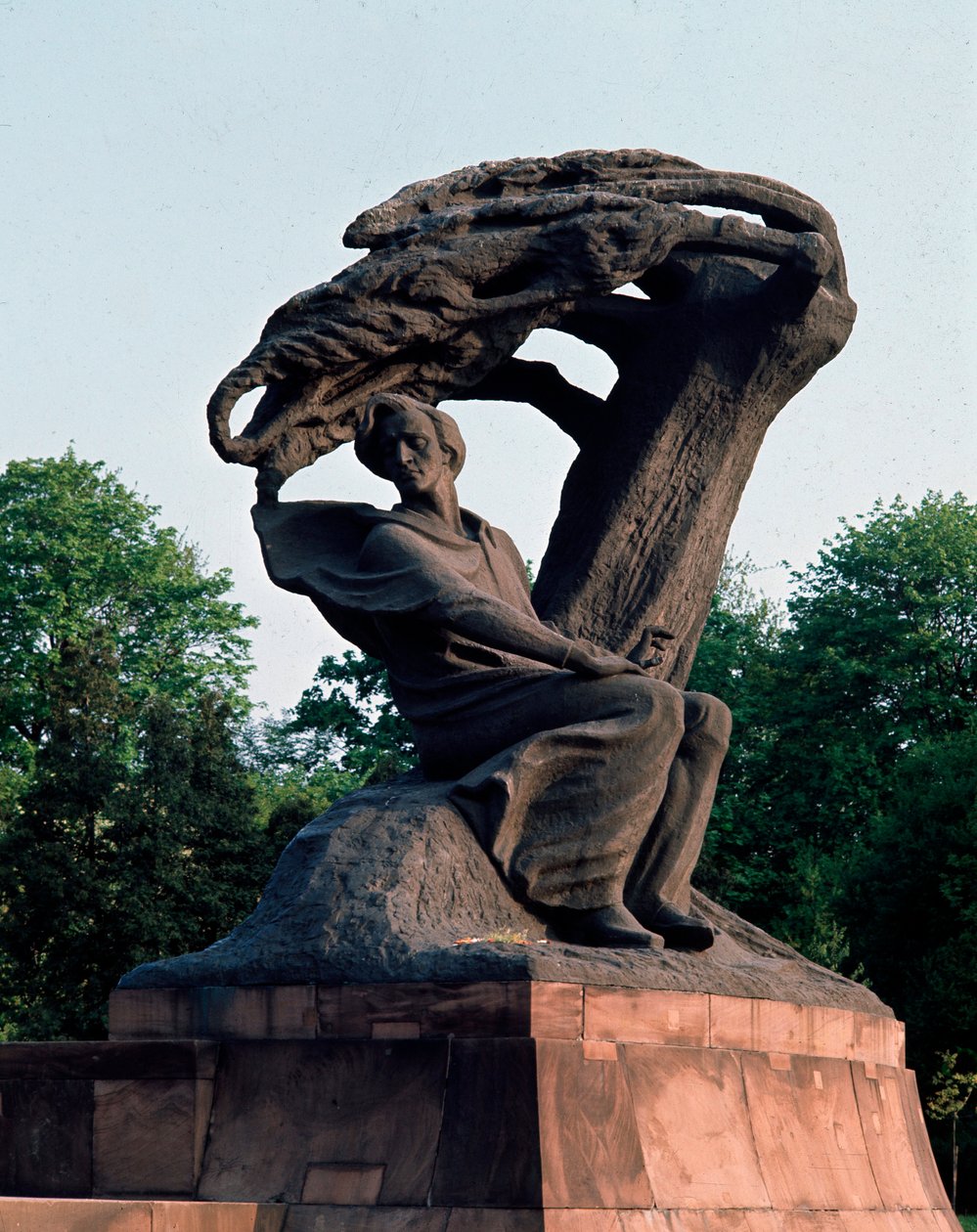 Utsikt over monumentet dedikert til komponisten Frederic Chopin (1810-1849) i Warszawa, Polen av Waclaw Szymanowski