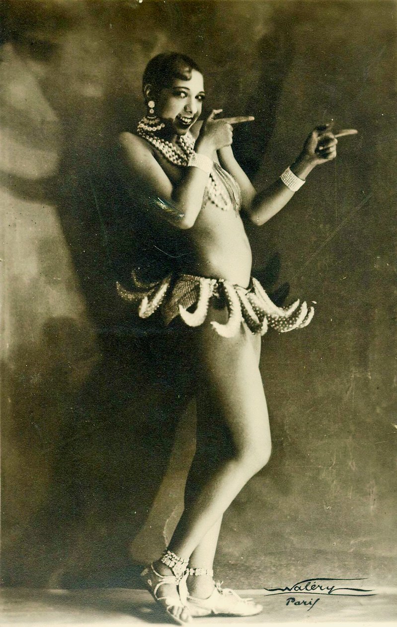 Josephine Baker iført sin berømte banandrakt ca. 1927 (s/hvitt-bilde) av Walery