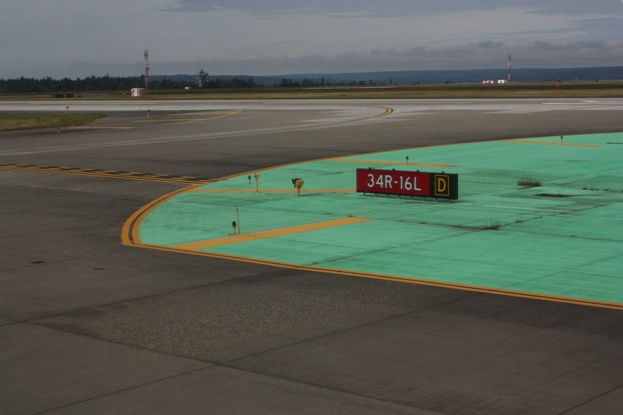 Taxiway med holdingsskilt av Walter Siegmund
