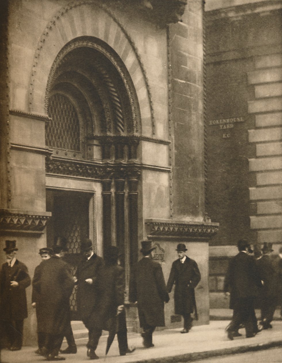 Et glimt av Lothbury ved middagstid på en arbeidsdag, c1935. av Walter Benington
