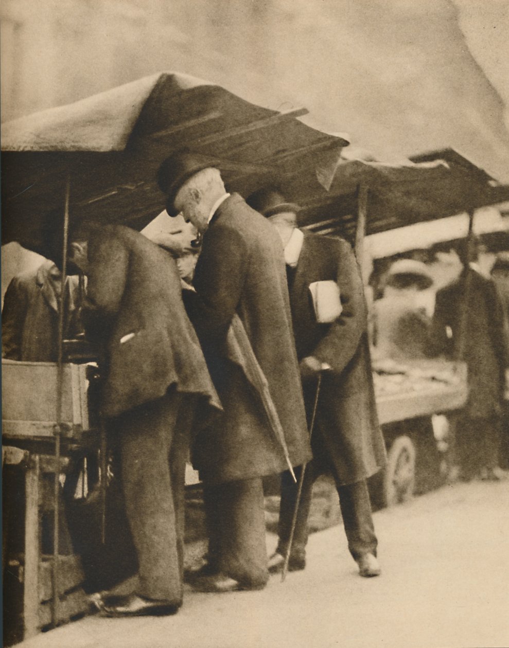 På en av bokstallene på Farringdon Road Market, c1935. av Walter Benington