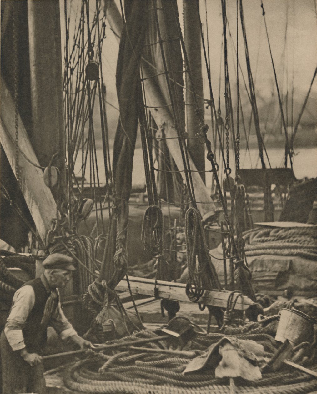 Ved foten av masten på en Thames-lekter, c1935. av Walter Benington