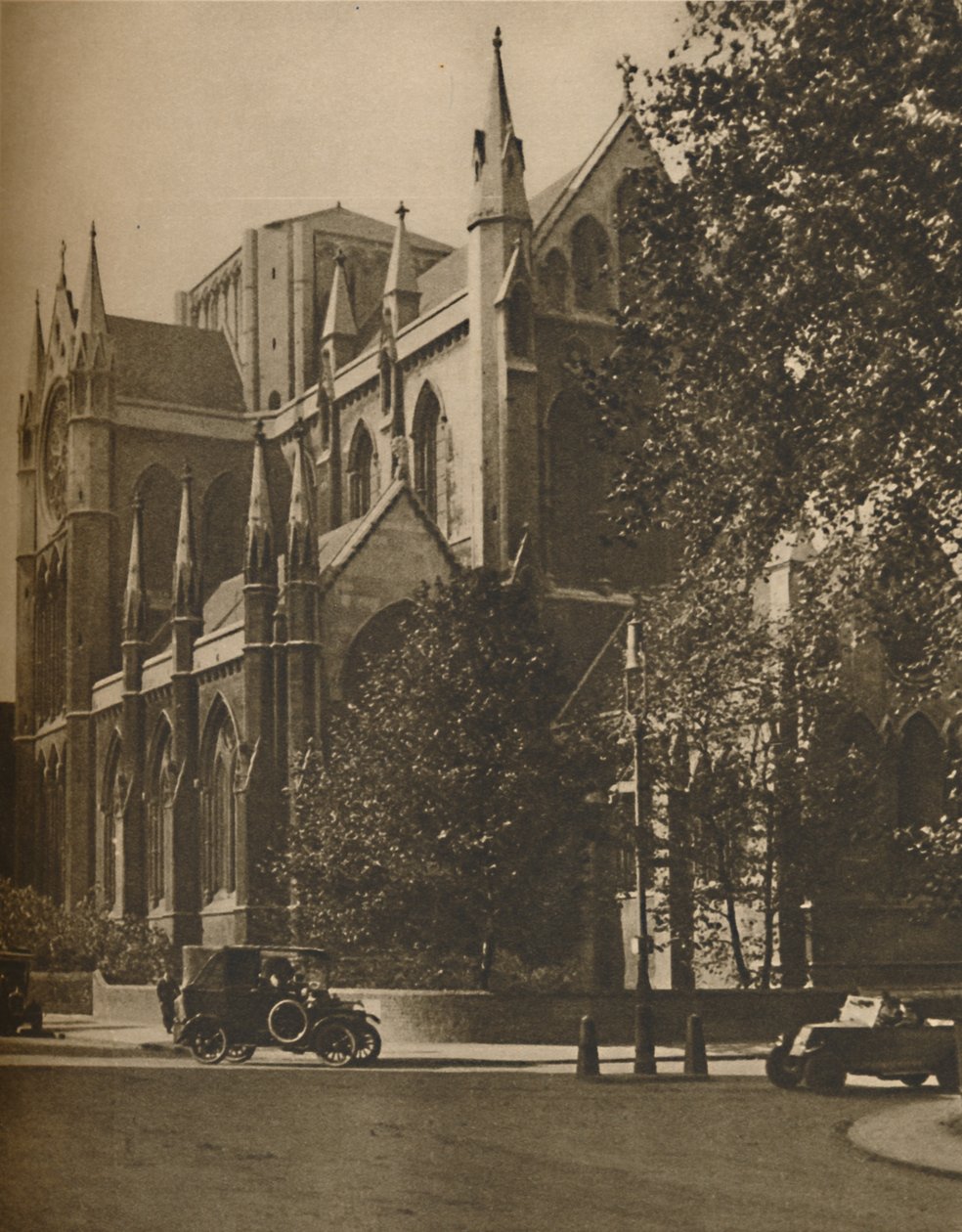 Bloomsbury Cathedral: Den katolske apostoliske kirke på Gordon Square, c1935. av Walter Benington