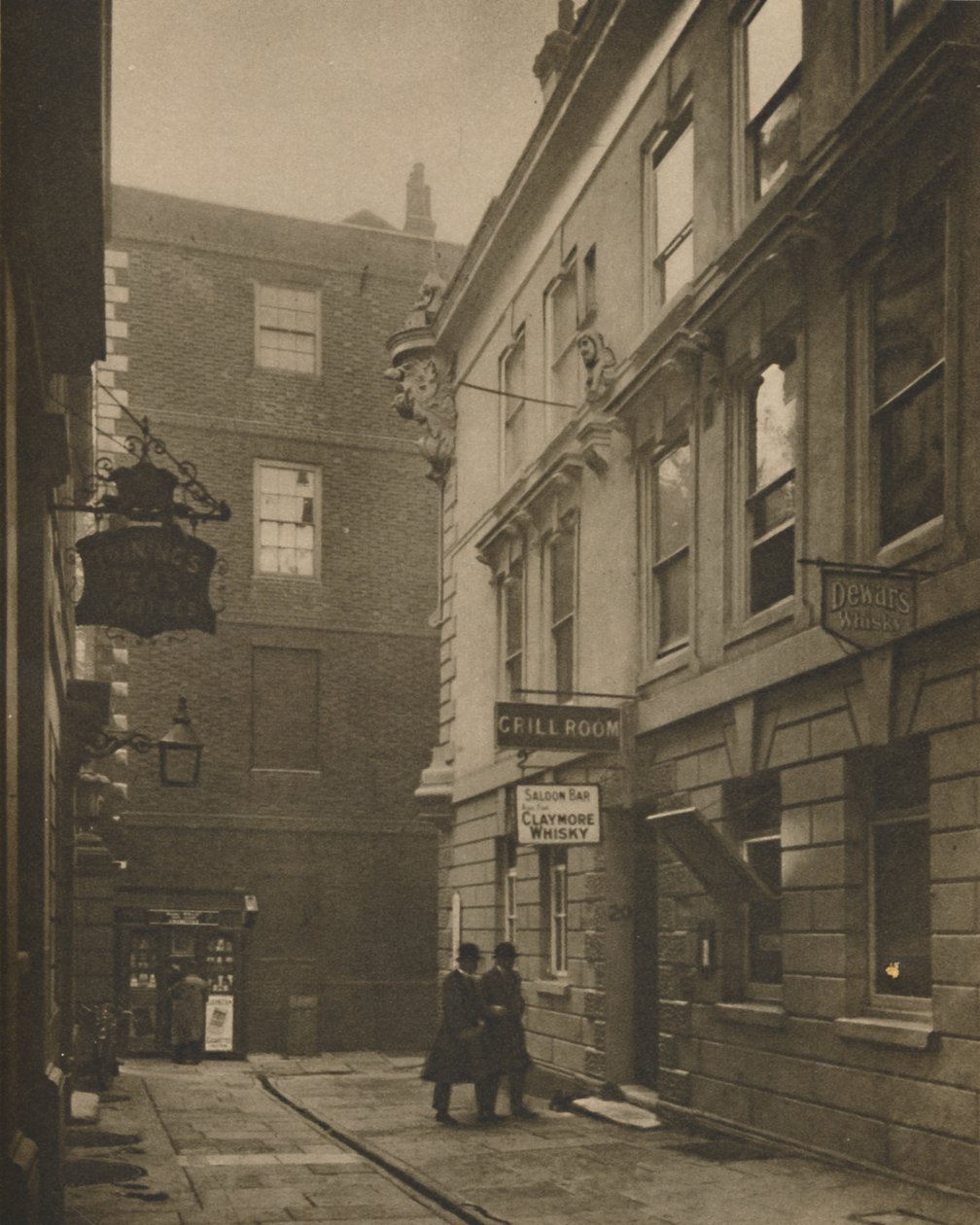 I Devereux Court, Full of Attende-Century Associations, c1935. av Walter Benington