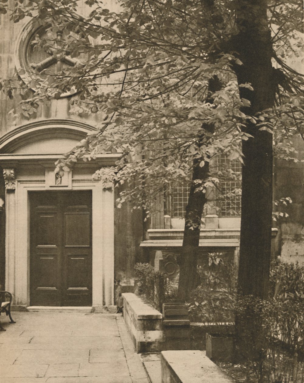 Sørdøren til kirken St. Mary Aldermanbury, c1935. av Walter Benington