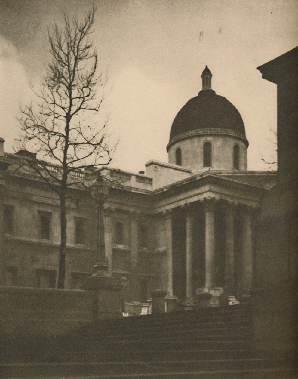 Nasjonalgalleriet fra Terrace Steps of Trafalgar Square, c1935. av Walter Benington