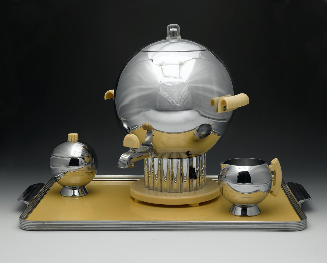 Kaffeurne, "Coronet Pattern", modell nr. 90121, produsert av Chase Brass & Copper Co. Inc. av Walter von Nessen