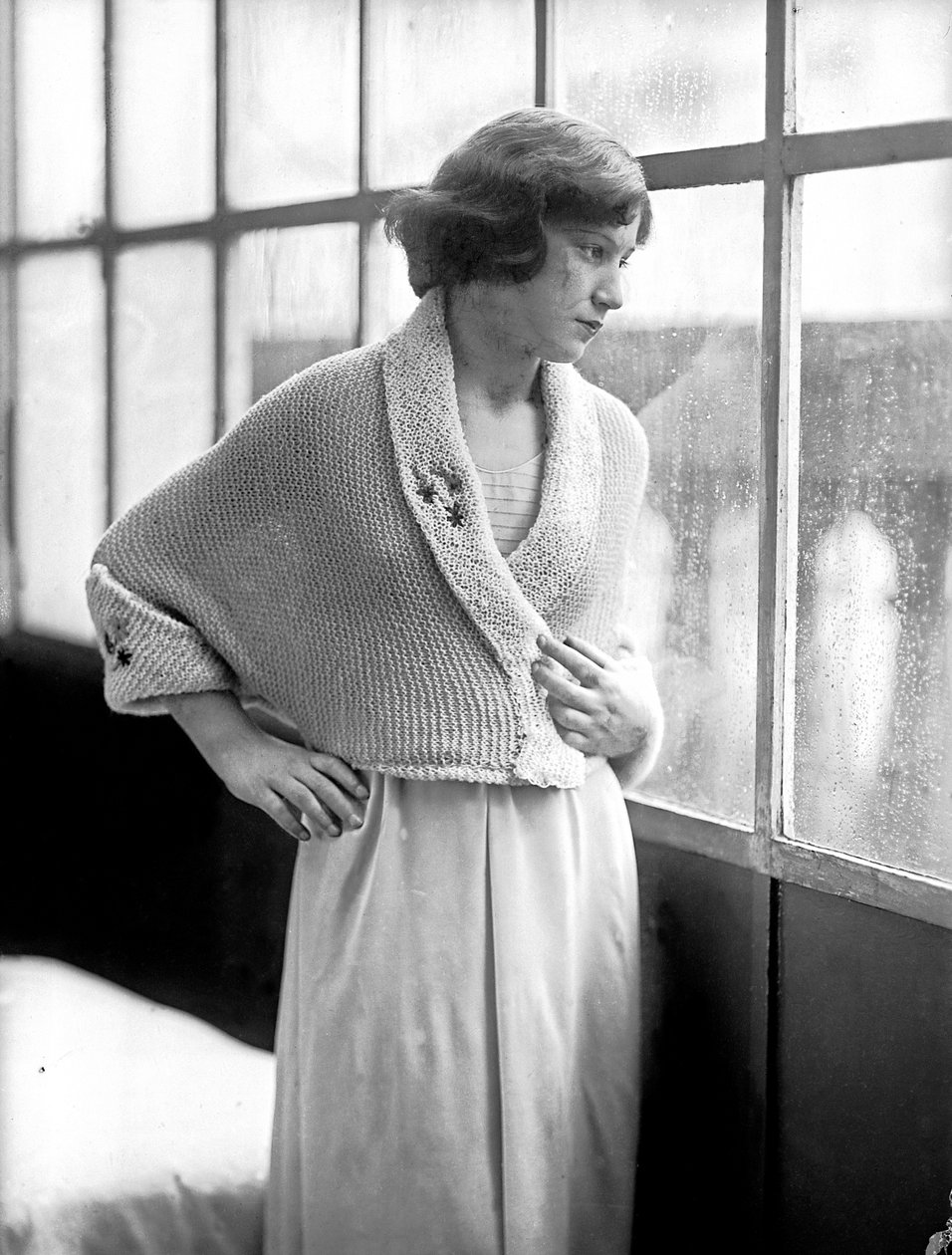Modell iført en kjole laget av Anita Pittoni, ca. 1940 (s/h-foto) av Wanda Wulz