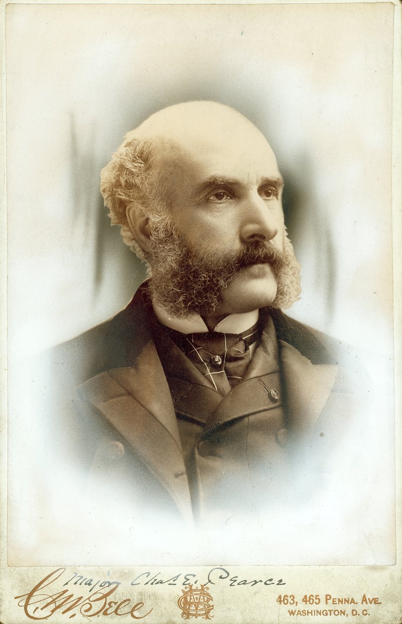 Brystportrett av Charles E. Pearce iført dress, vest og slips av Washington D.C. C.M. Bell