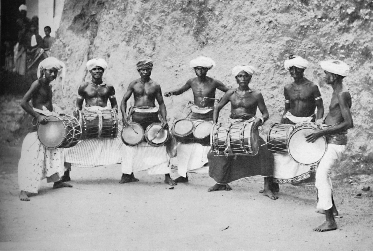 Djeveldansere av Guida med trommene sine, 1902 av Watts and Skeen