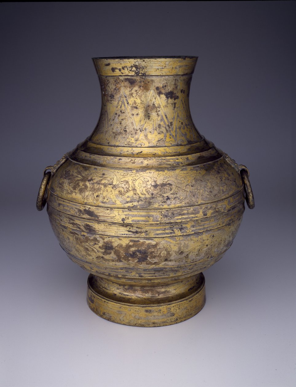 Oppbevaringskar (Hu eller Zhong) med sammenflettede drager og stiliserte skyer (bronse med innskåret dekorasjon og gull- og sølvamalgam) av Western Han Dynasty Chinese School