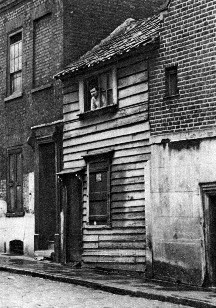 Et gammelt trehus i St John's Hill, Shadwell, London, 1926-1927. av Whiffin