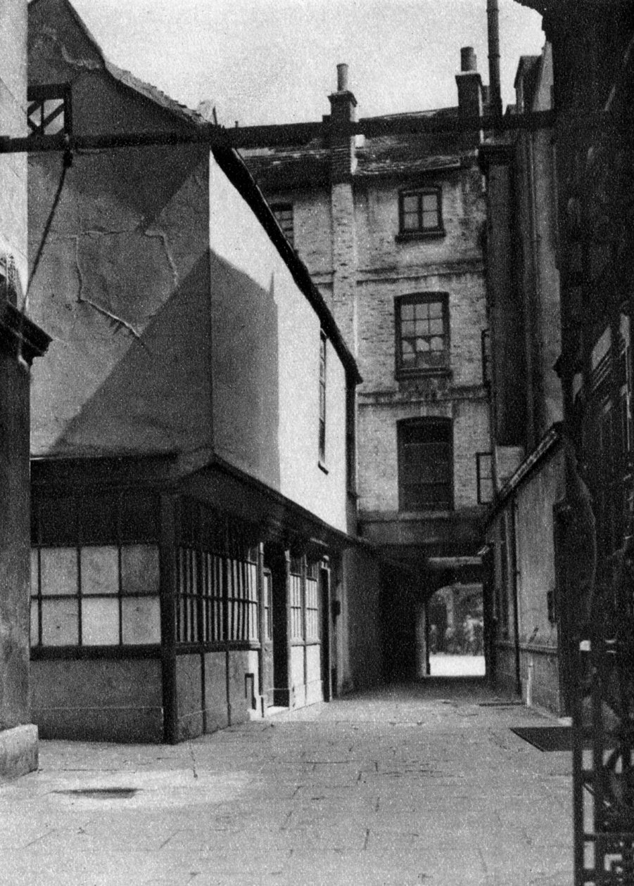 Calverts bygninger, med en gårdsplass som er typisk for den gamle Borough High Street, London, 1926-1927. av Whiffin