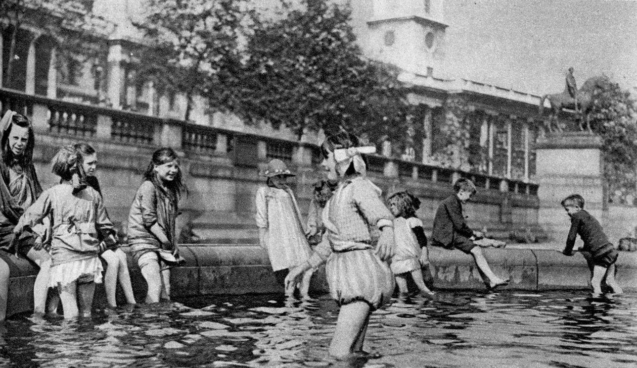Barn som padler i fontenene på Trafalgar Square, London, 1926-1927 av Whiffin