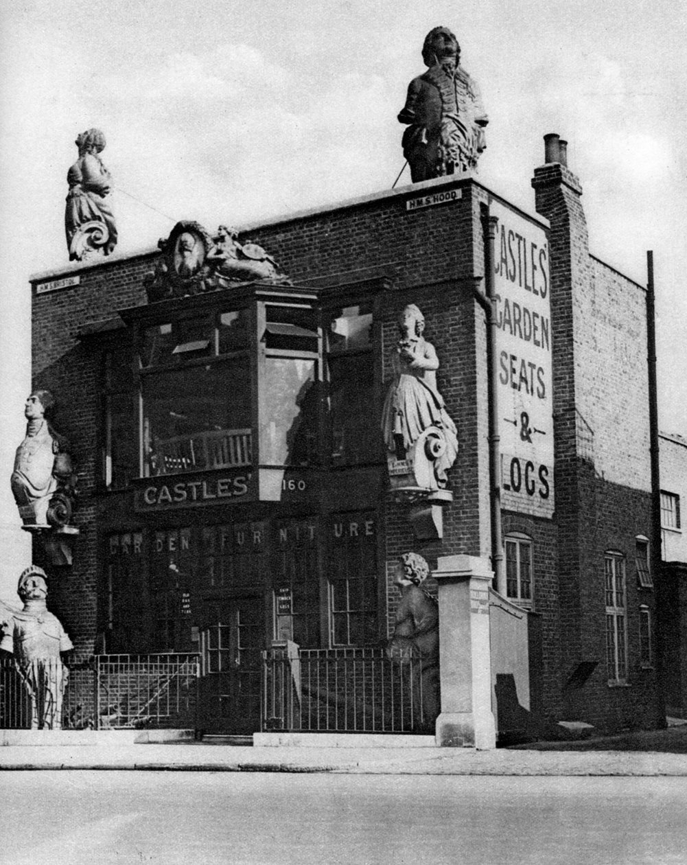 Galjonshoder av gamle kampskip, Grosvenor Road, London, 1926-1927. av Whiffin