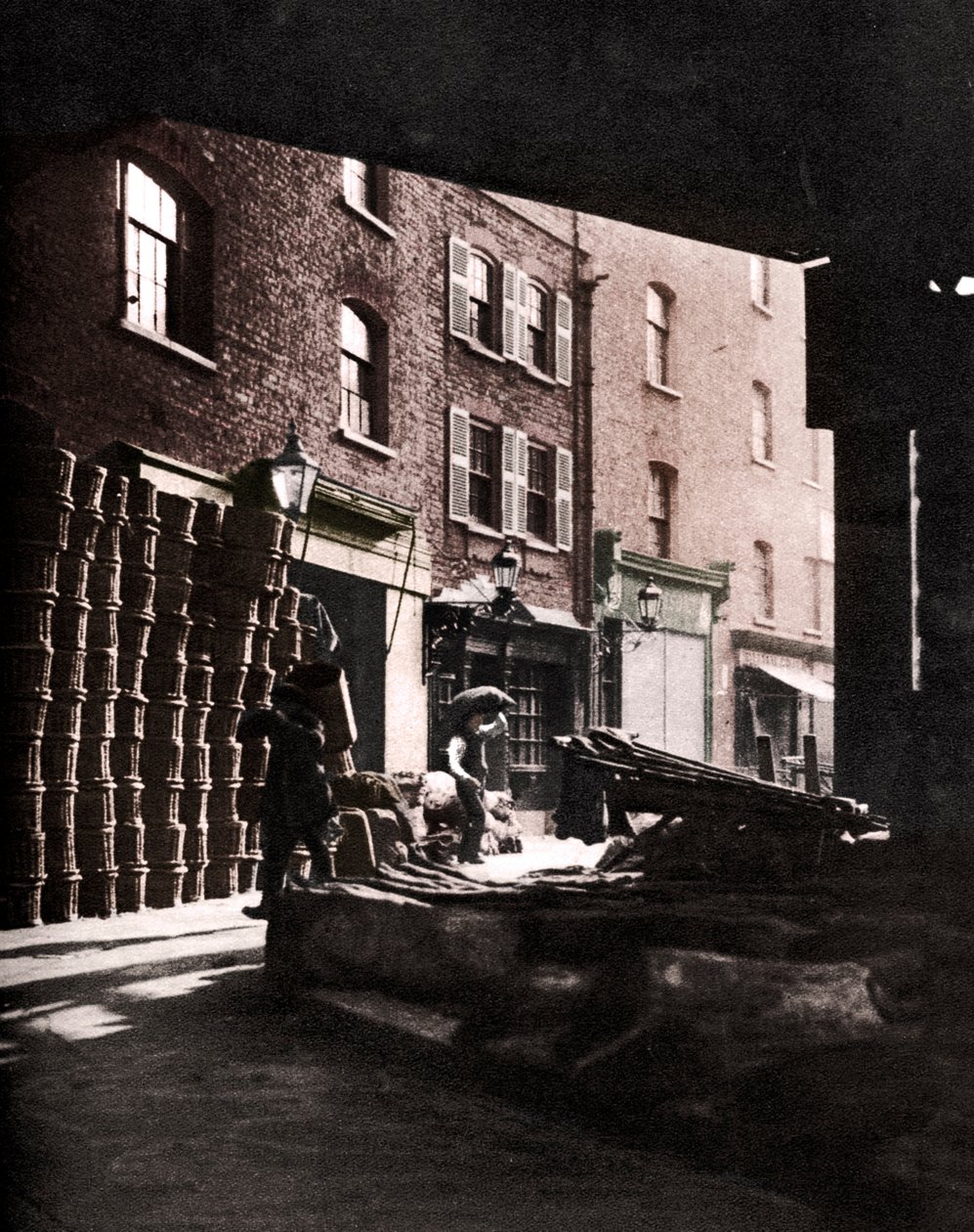 Fruktkurver stablet mot hus på Borough Market, London, 1926-1927 av Whiffin