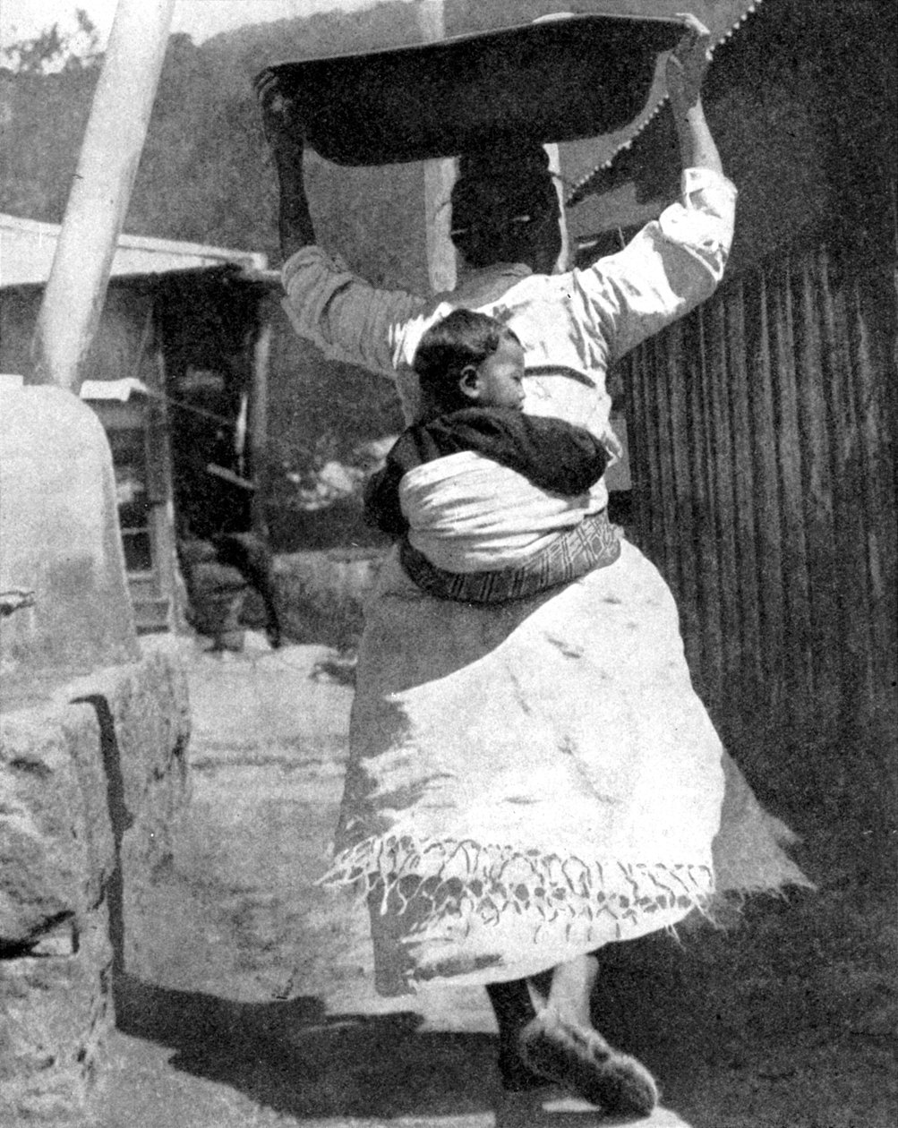 En koreansk kvinne bærer en baby på ryggen, 1936. av Wide World Photos