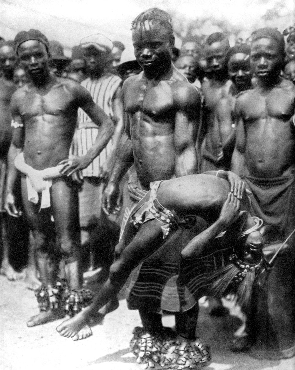 En Yafouba-stamme sjonglerer med en jente, Elfenbenskysten, Vest-Afrika, 1936. av Wide World Photos