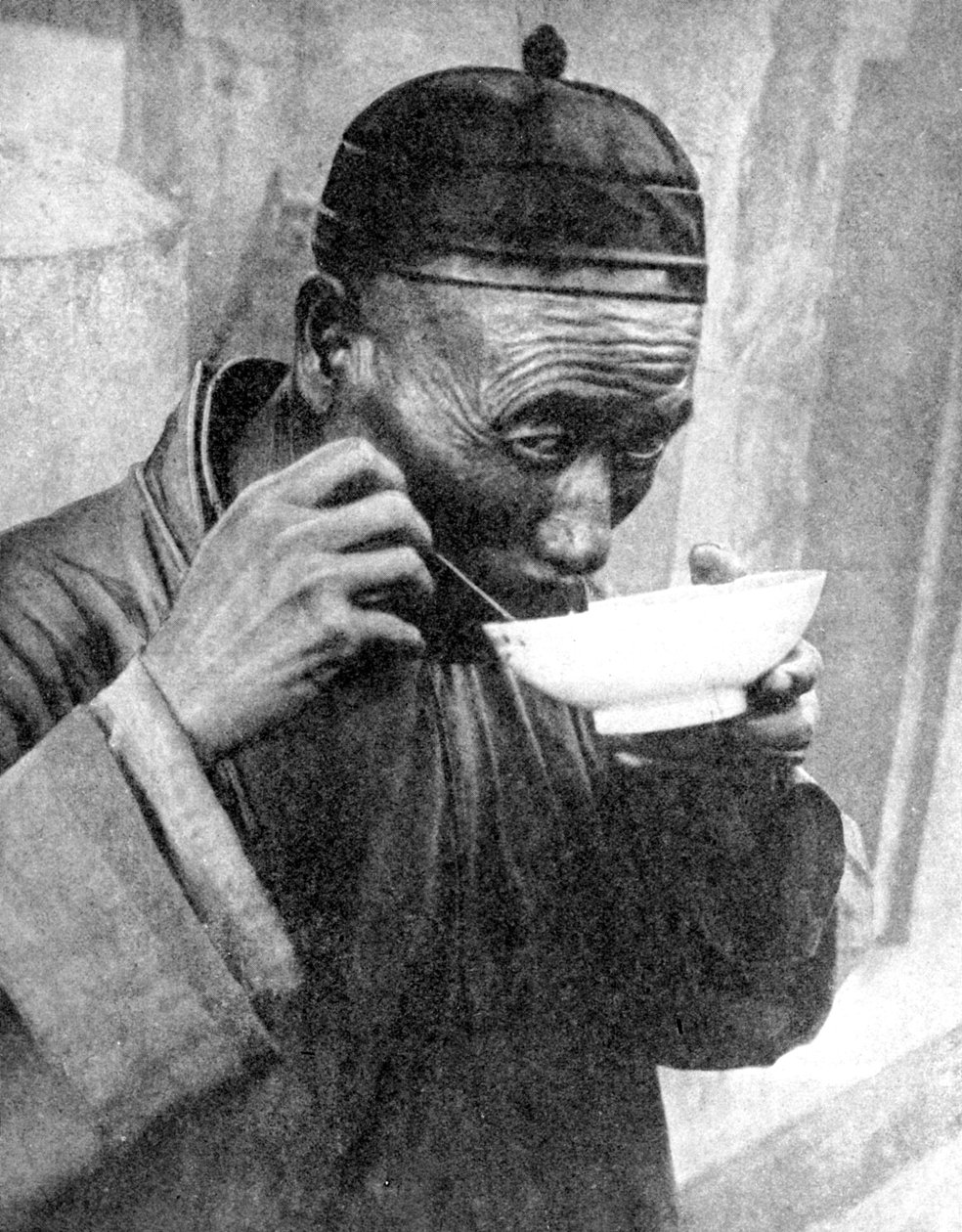 En mann som spiser, Mukden Shenyang, Kina, 1936. av Wide World Photos
