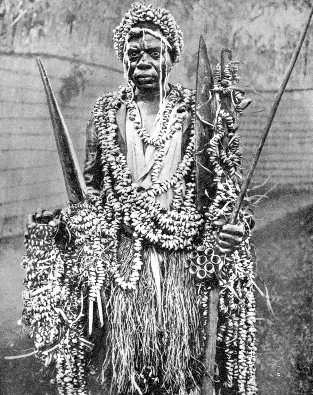 En heksedoktor, Uganda, Afrika, 1936. av Wide World Photos