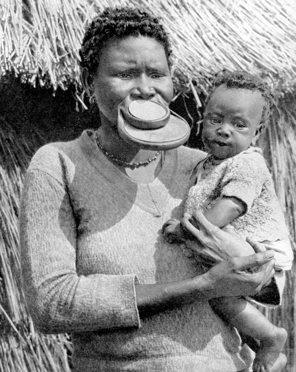 En kvinne fra Sara-Kaba-stammen, Kongo-republikken, Afrika, 1936. av Wide World Photos