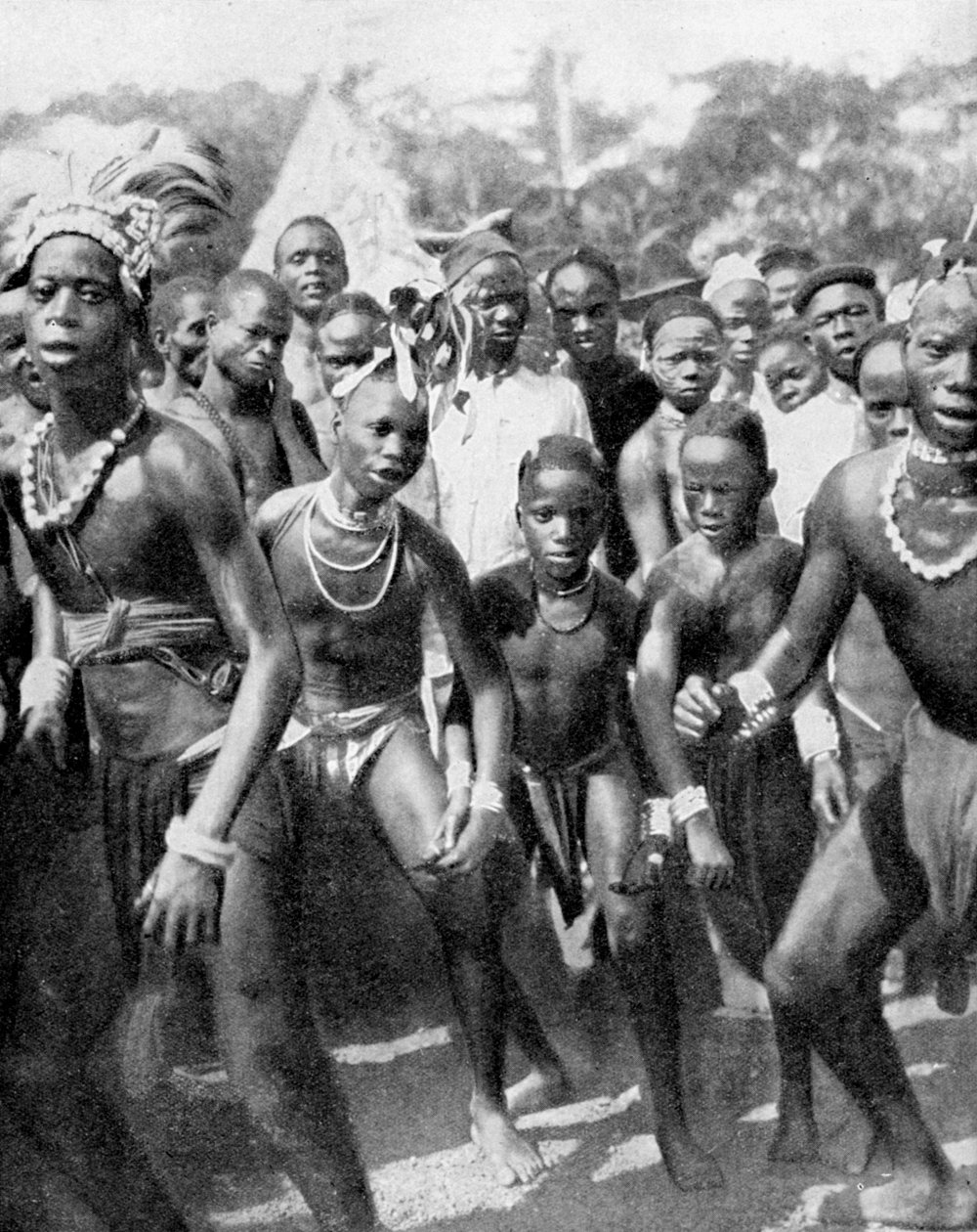 Guttedansere kledd som jenter, Yafouba-stammen, Vest-Afrika, 1936. av Wide World Photos