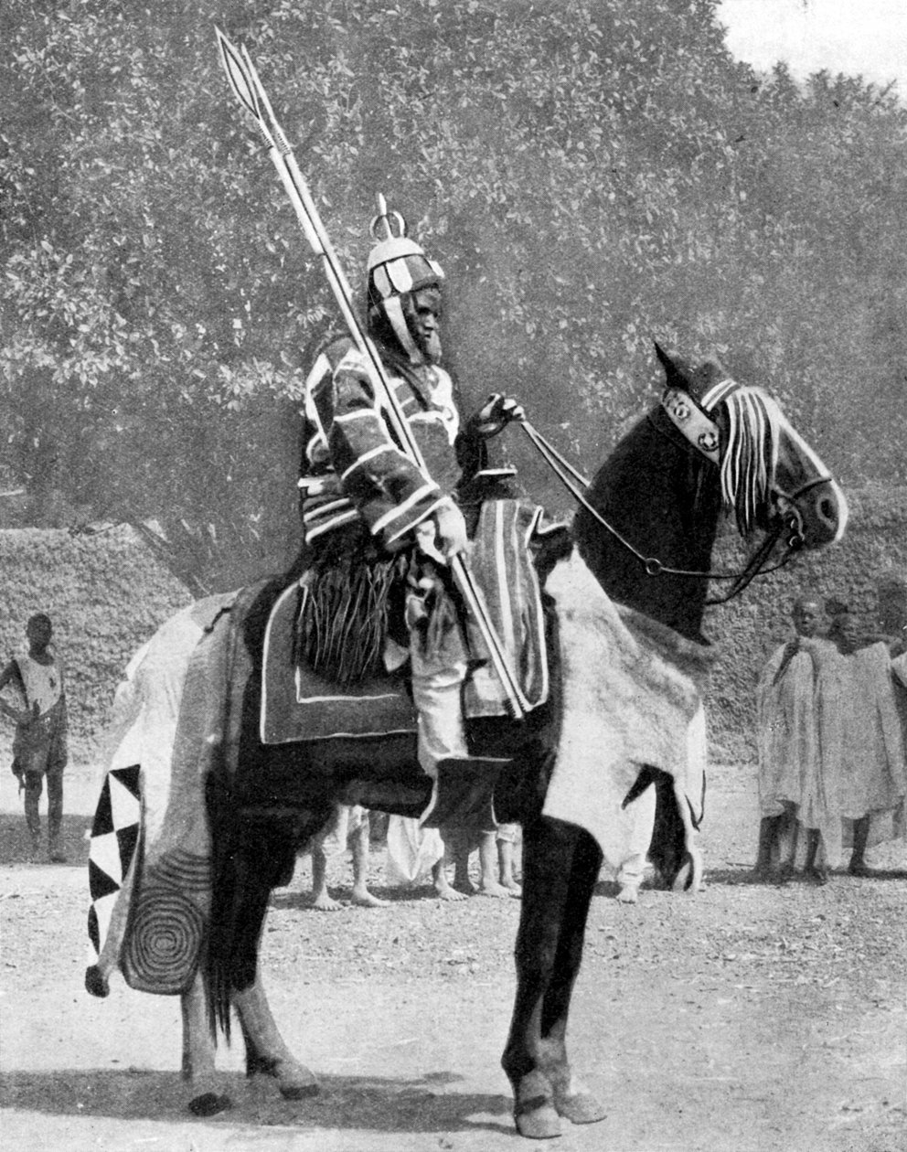Kongelig livvakt i eldgammel rustning, nordlige Nigeria, 1936. av Wide World Photos