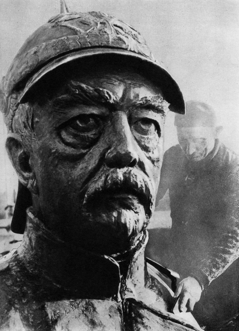 Skulptur av Otto von Bismarck, prøyssisk statsmann fra 1800-tallet, 1937. av Wide World Photos