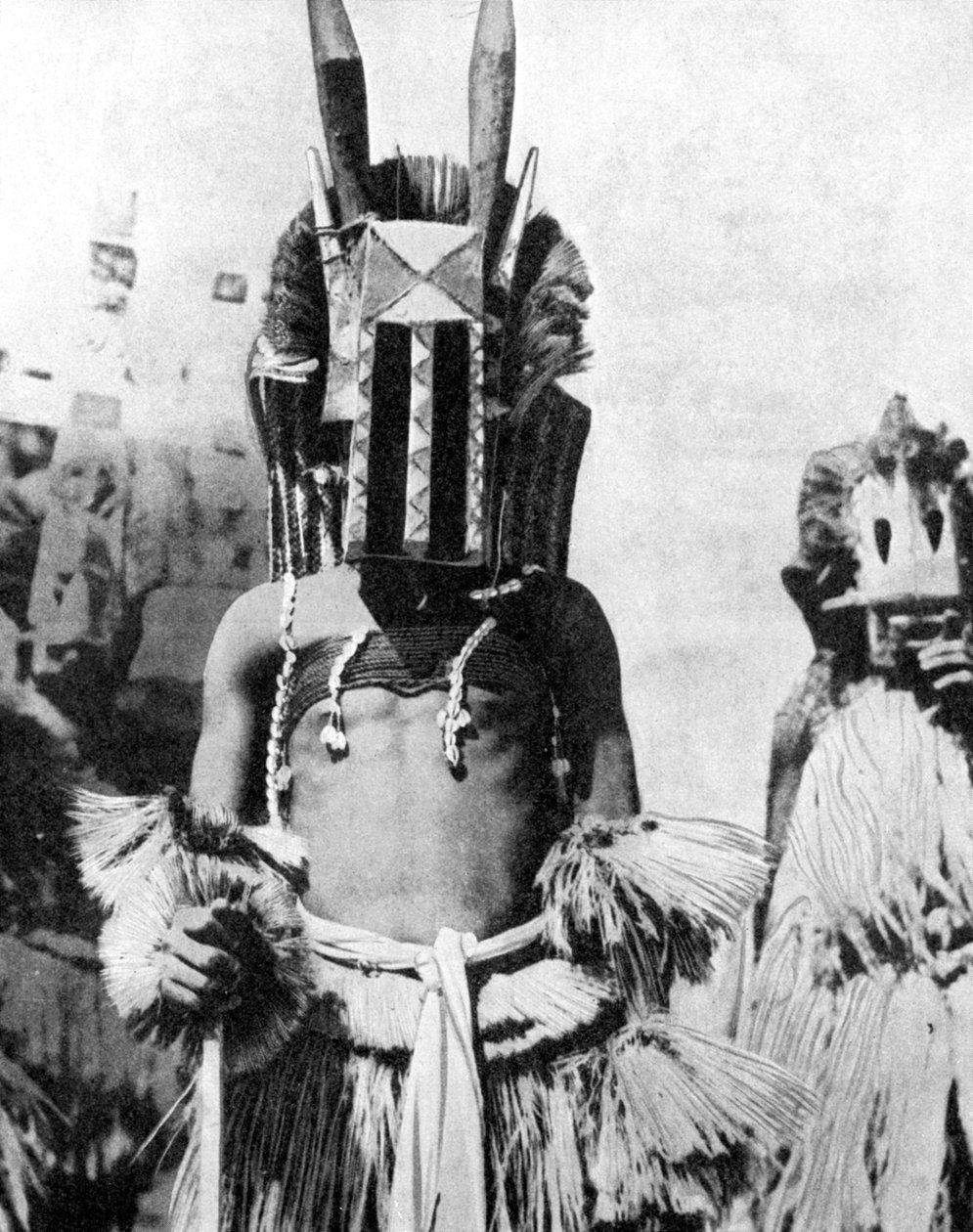 Visired maske av høylandsfolk, Afrika, 1936. av Wide World Photos