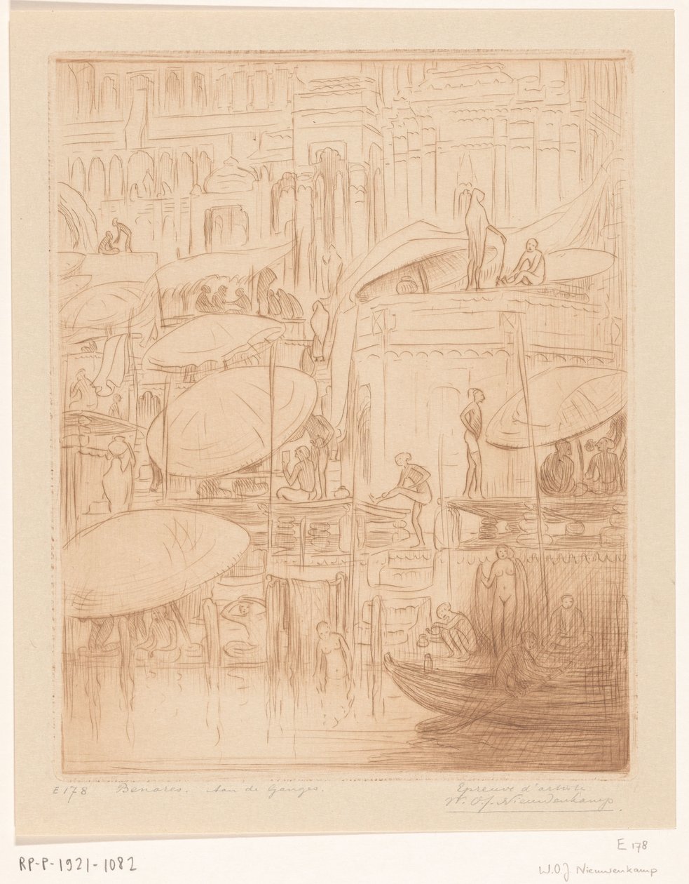 Menn og kvinner som bader og ber på bredden av Ganges i Benares Bading og bønn (original tittel) On the Ganges (tittel på objekt) av Wijnand Otto Jan Nieuwenkamp (signed by artist)