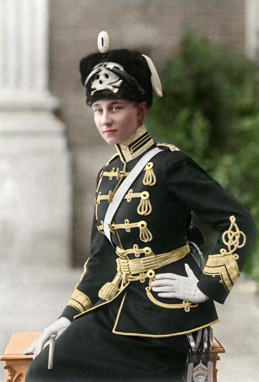 Viktoria Luise fra Preussen i en hodeskalleuniform av Wilhelm Niederastroth