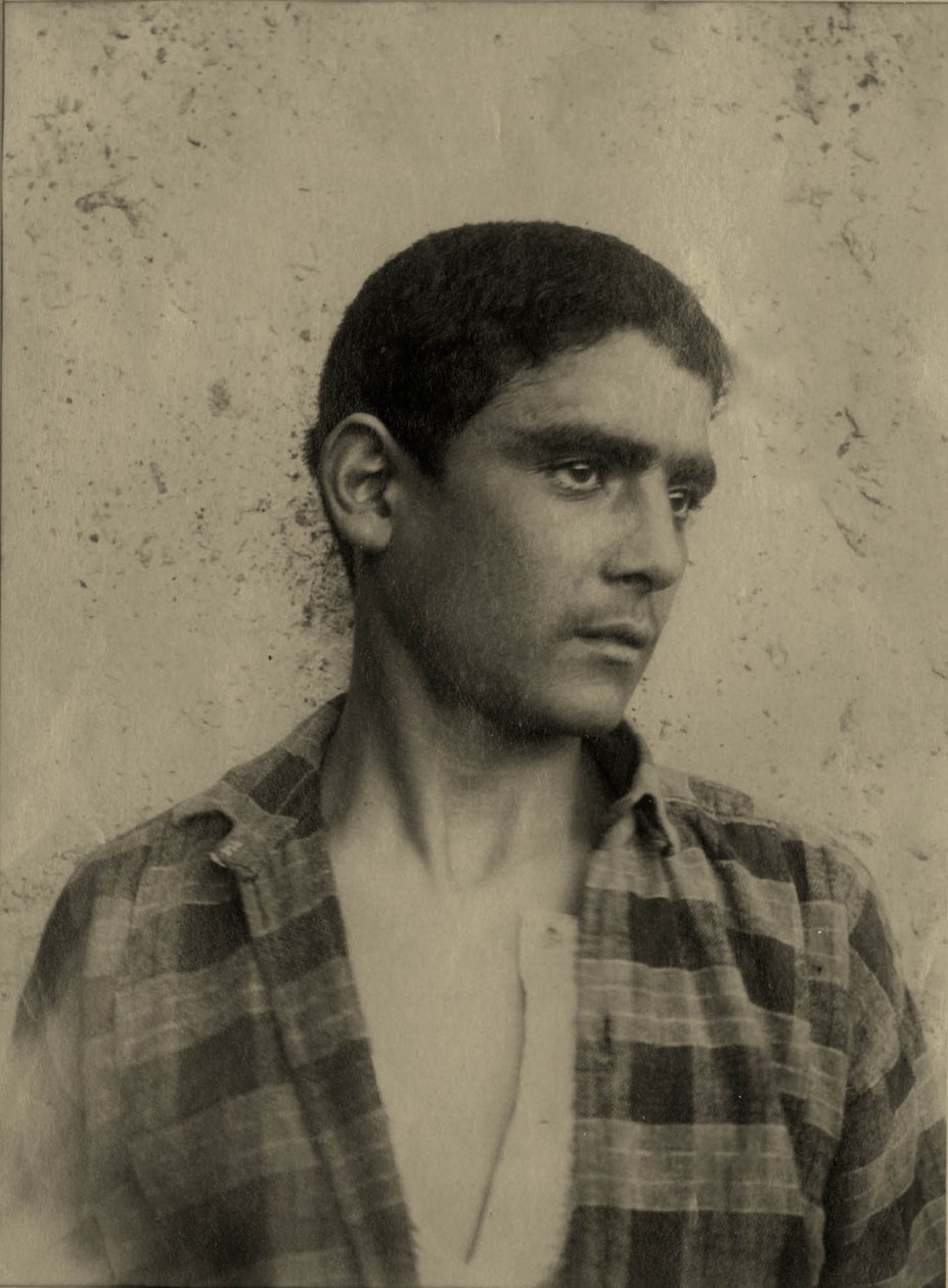 Portrett av en ung mann i rutete skjorte, Sicilia ca. 1896 (sepia-bilde) av Baron Wilhelm von Gloeden