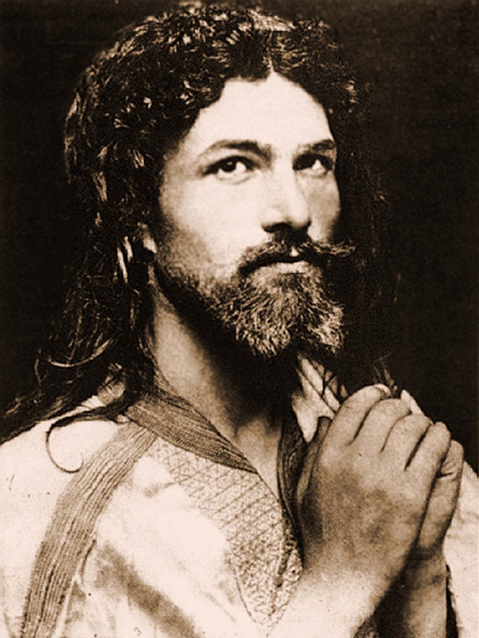 Selvportrett av baron Wilhelm von Gloeden (1856 – 1931) som Jesus Kristus, ca. 1890 (sepiafoto). av Baron Wilhelm von Gloeden