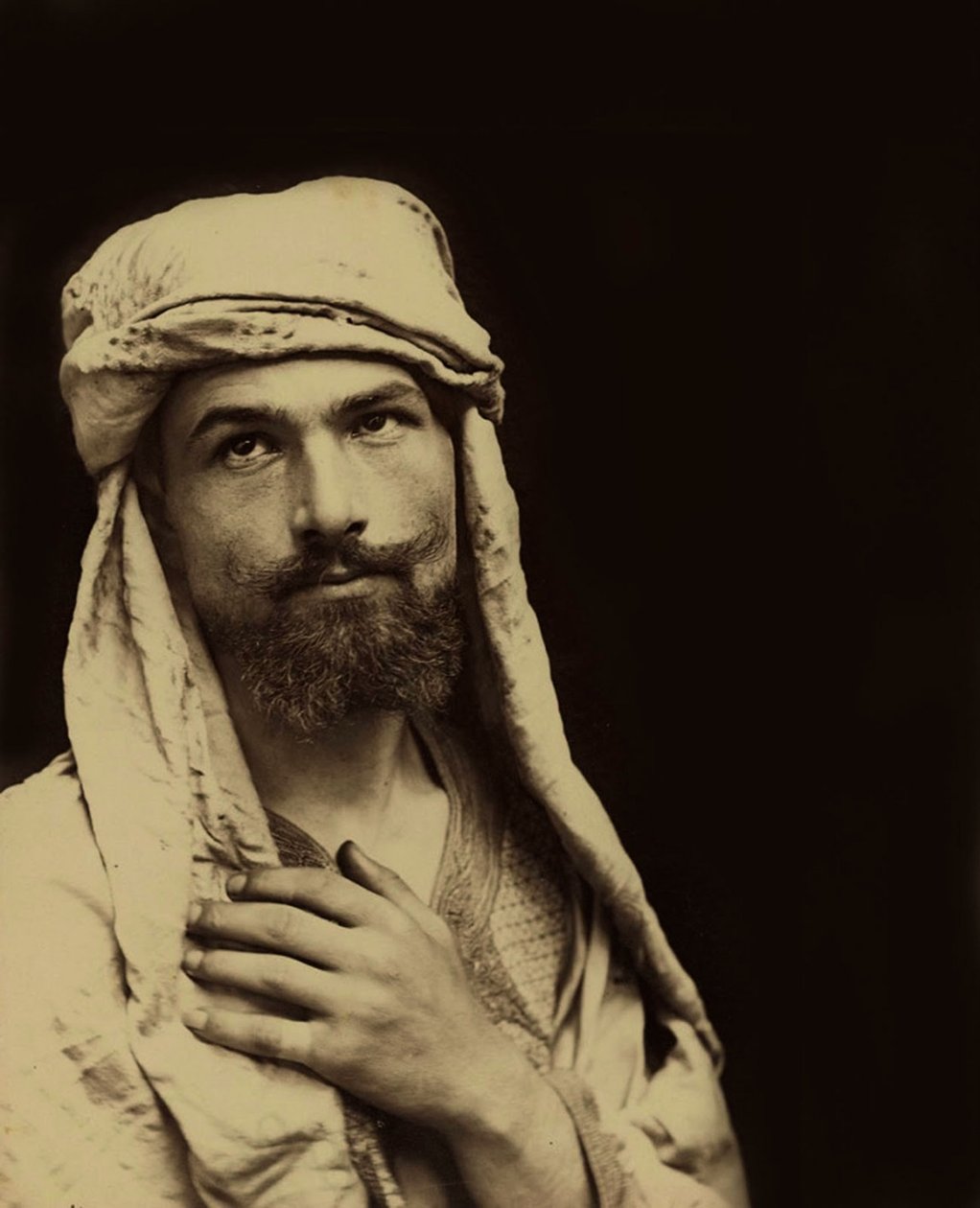 Selvportrett av baron Wilhelm von Gloeden (1856 – 1931) i arabisk drakt, ca. 1890 (sepiafoto). av Baron Wilhelm von Gloeden