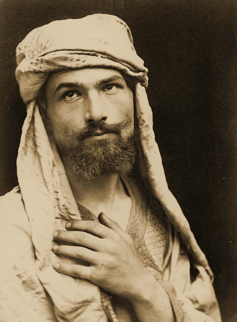 Selvportrett av baron Wilhelm von Gloeden (1856 – 1931) i arabisk drakt, ca. 1890 (sepiafoto). av Baron Wilhelm von Gloeden