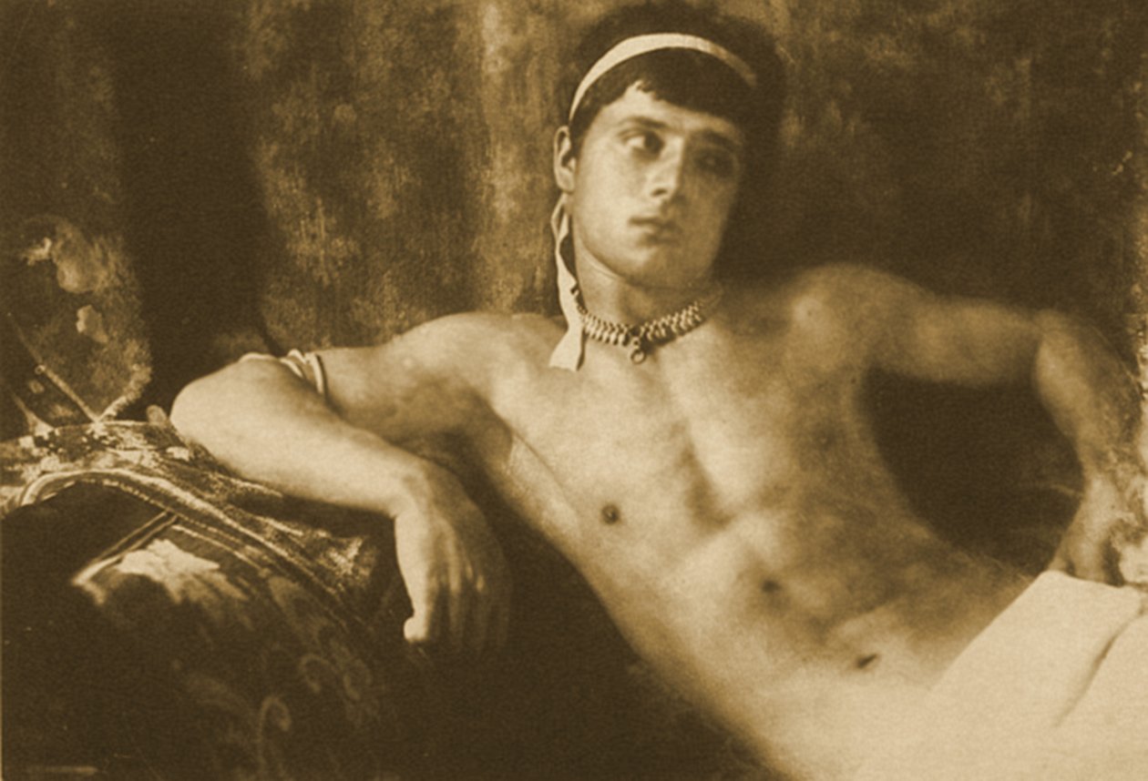 Studie av en tilbakelent gutt som har på seg smykker. ca. 1899 (sepia-bilde) av Baron Wilhelm von Gloeden