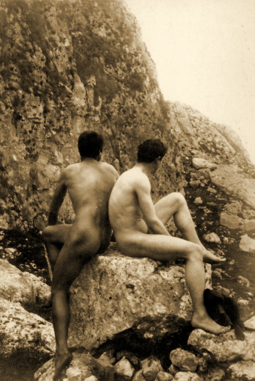 Studie av to mannlige nakenbilder som sitter rygg mot rygg, ca. 1898 (sepia-bilde) av Baron Wilhelm von Gloeden