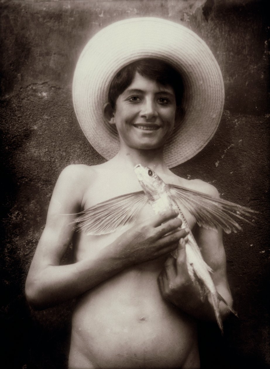 Ung gutt med flyvefisk, Sicilia, ca. 1895 (glassplate) av Baron Wilhelm von Gloeden