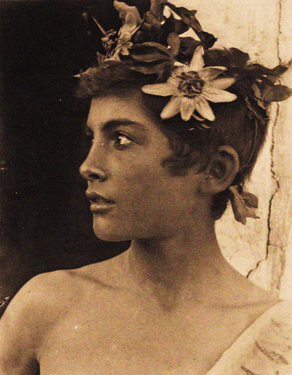 Studie av en siciliansk gutt med pasjonsblomster i håret, Sicilia, ca. 1899 (bilde) av Baron Wilhelm von Gloeden