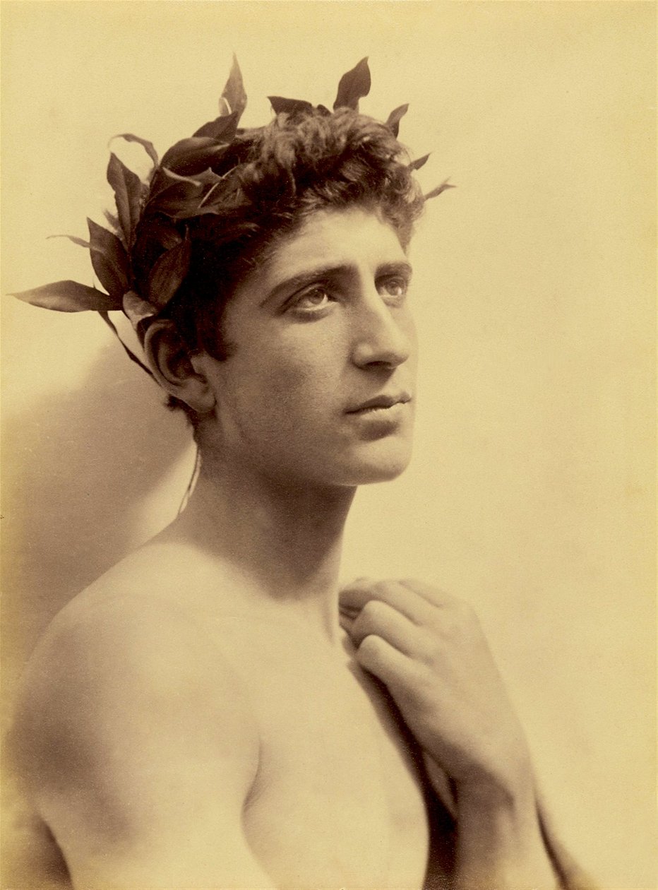 Studie av en gutt som bærer en krans, Sicilia, C.1898 (sepia-bilde) av Baron Wilhelm von Gloeden