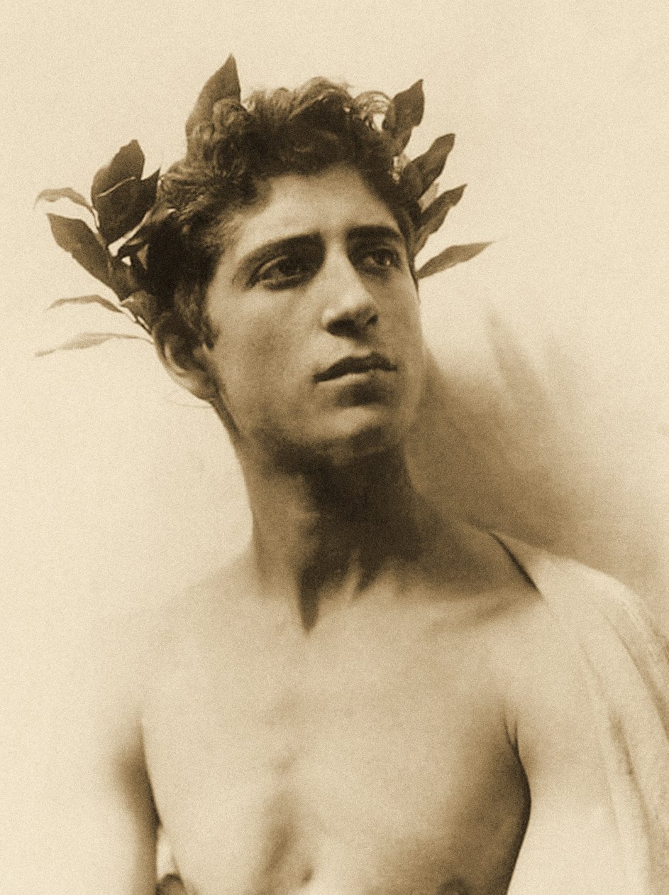 Studie av en gutt som bærer en krans, Sicilia, C.1898 (sepia-bilde) av Baron Wilhelm von Gloeden