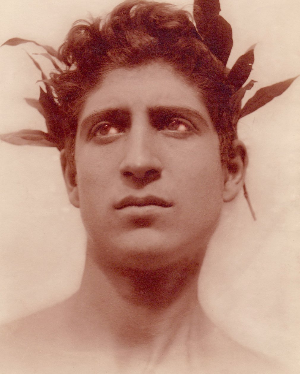 Studie av en gutt iført en krans, Sicilia, C.1898 (sepia-bilde) av Baron Wilhelm von Gloeden