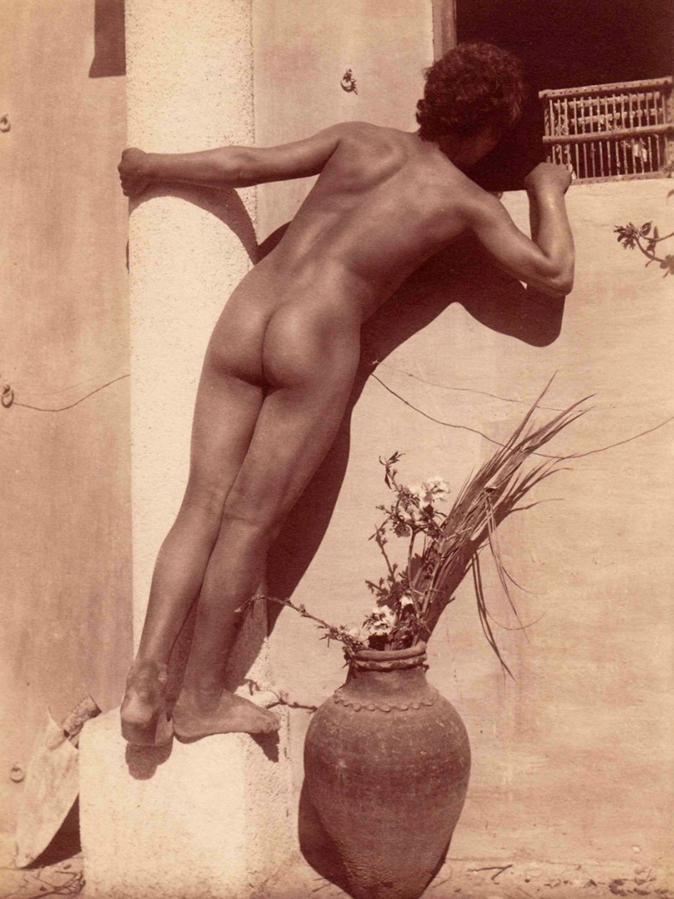 studie av en gutt som ser gjennom et vindu, ca. 1900 av Baron Wilhelm von Gloeden