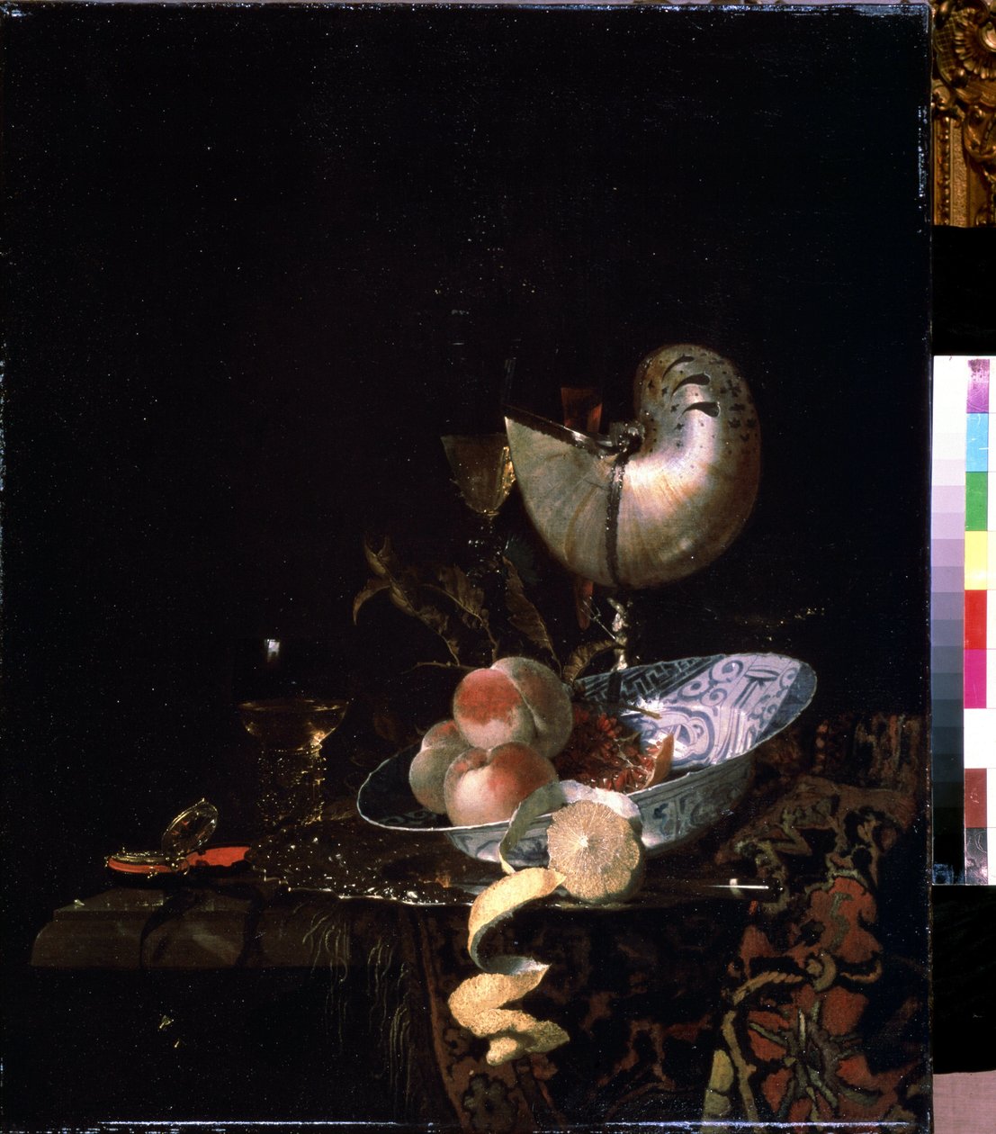 "Still life with a moother-of-perl goblet" (Still life with a moother-of-perl goblet) Fersken, sitron med skall (skall) og et glass vin. Maleri av Willem Kalf (1619-1693) rundt 1660 Pushkin-museet, Moskva av Willem Kalf
