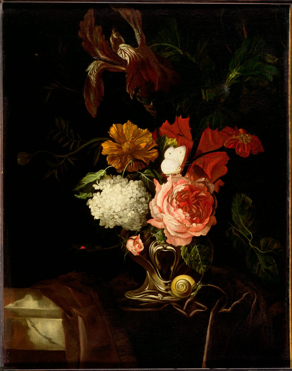 En rose, og iris, syrin og andre blomster i en øreformet sølvvase med en snegle og en sommerfugl på en drapert avsats (olje på lerret) av Willem van (attr. to) Aelst