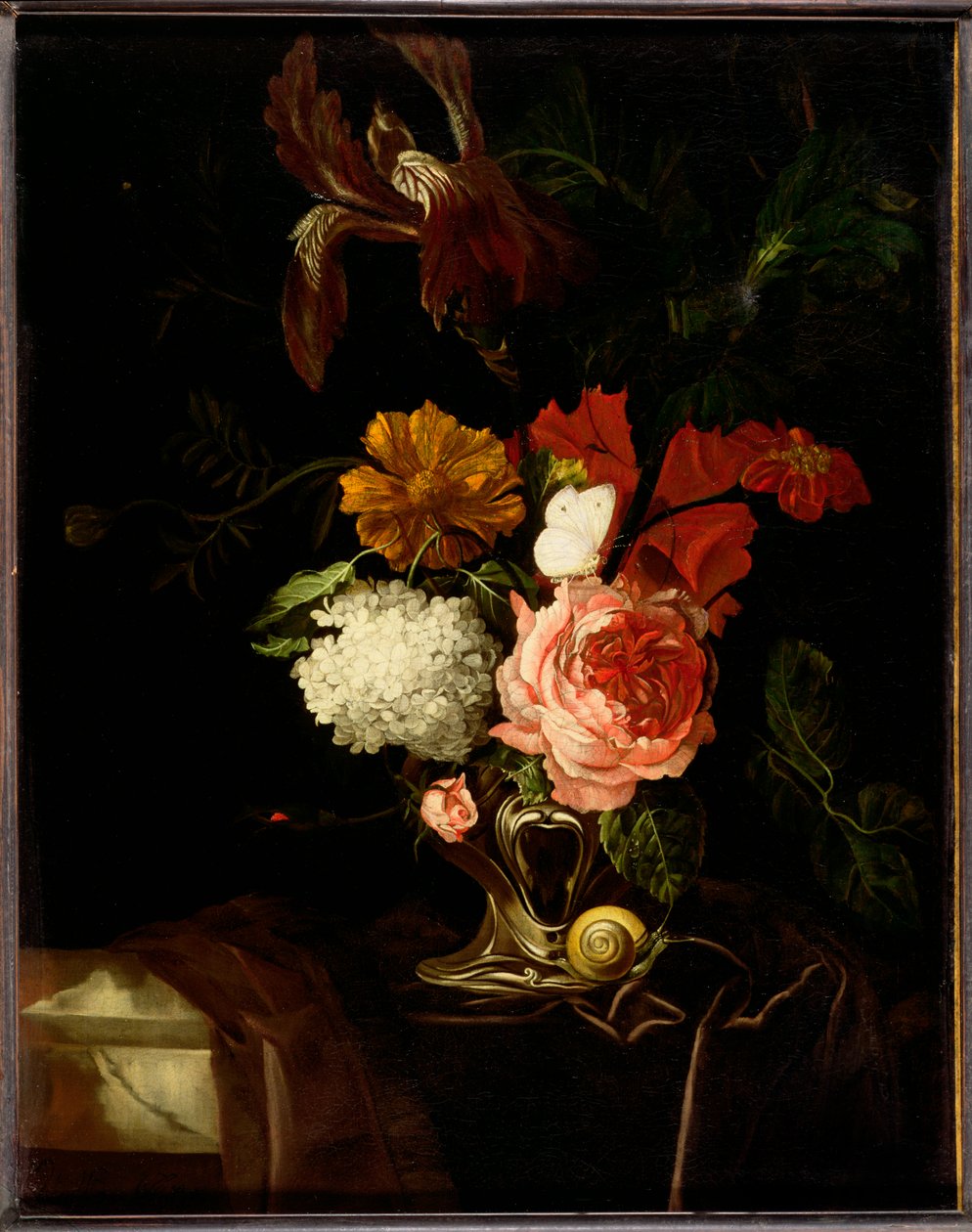 En rose, en iris, syrin og andre blomster i en øreformet sølvvase med en snegl og en sommerfugl på en drapert avsats av Willem van Aelst