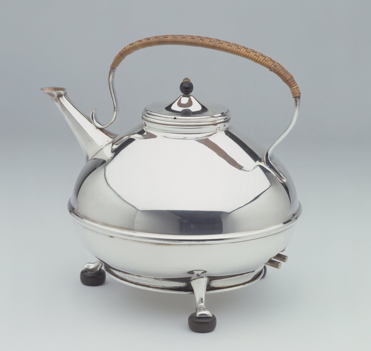 Elektrisk vannkoker, ca. 1905 (sølvplate med eboniserte føtter og knott og rottinghåndtak) av William Arthur Smith Benson