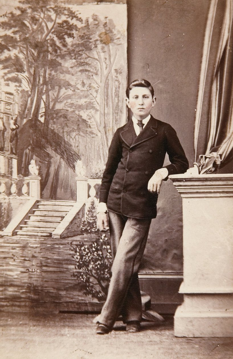 Studioportrett av ung mann foran malt bakgrunn av trapper og hage av William Bentley