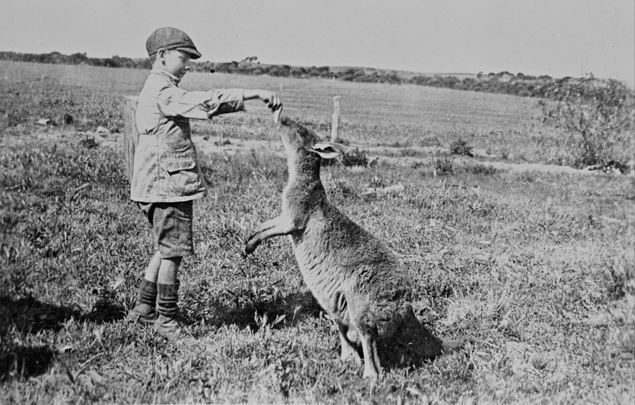 Paddy Dickson som mate Kanga Joe av William Boyd