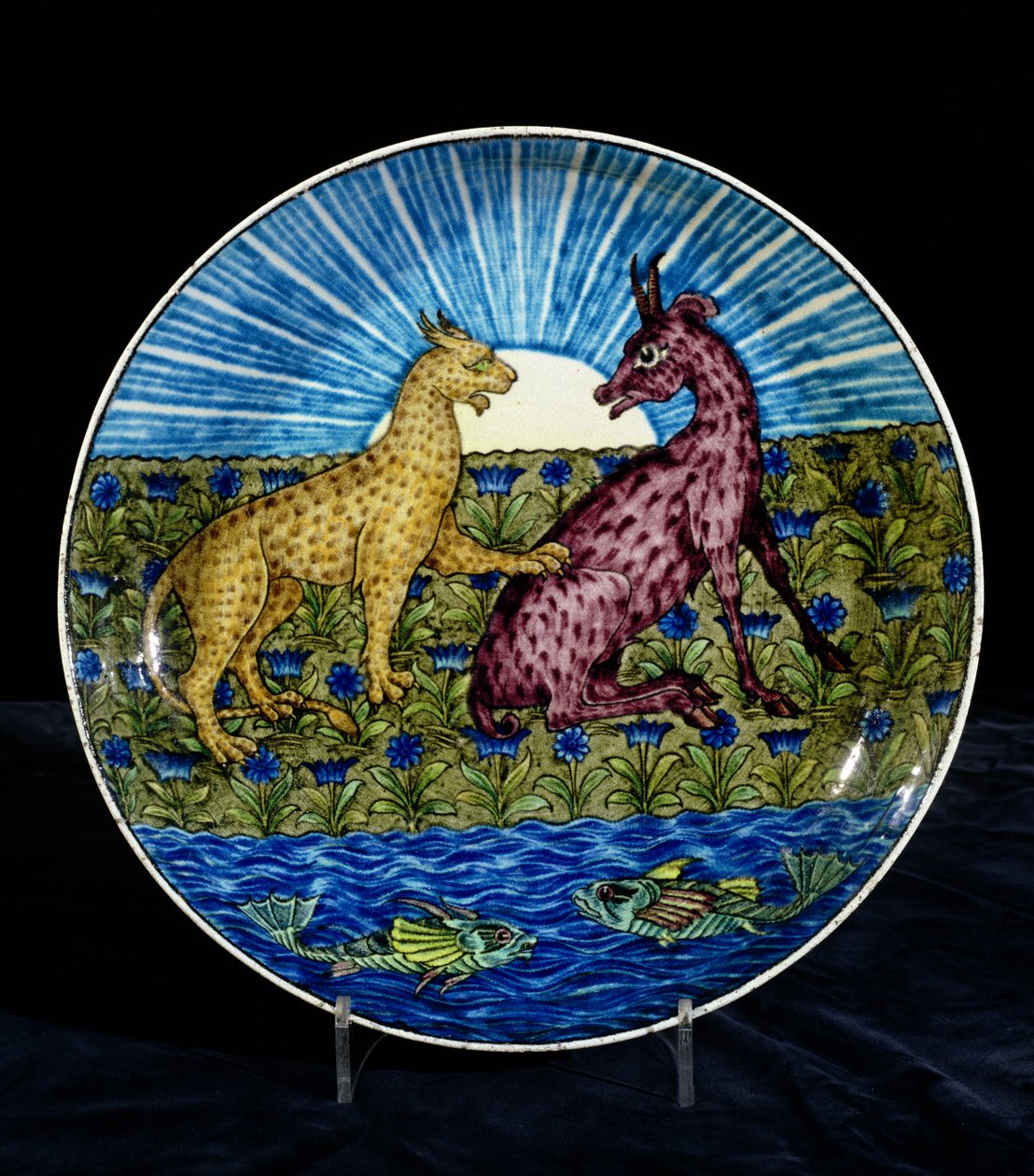 Lader med en leopard og en hjort på bredden av en elv, malt av Charles Passenger, 1888-97 (keramikk) av William de Morgan